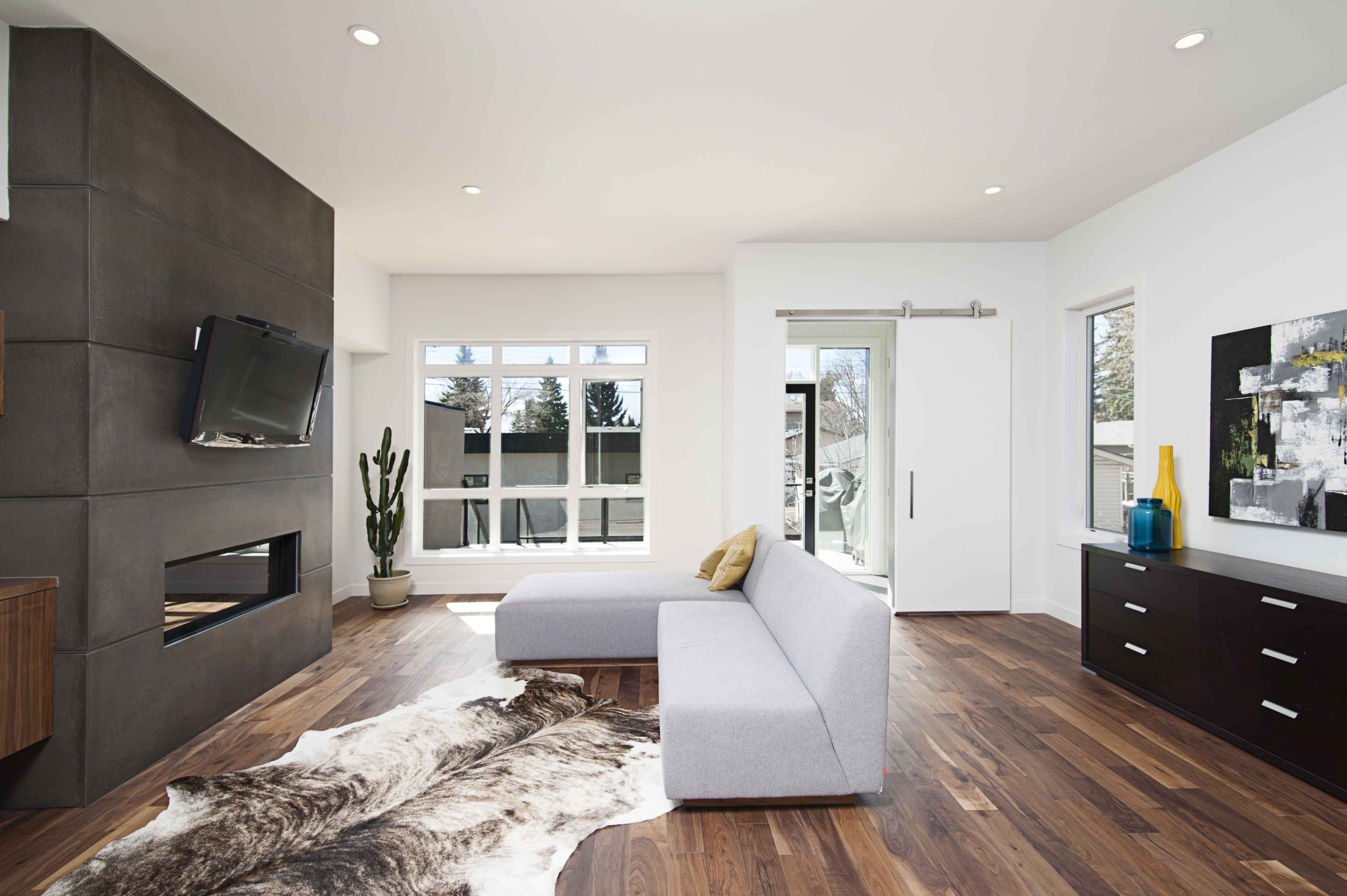 hermosa-foto-interior-de-una-casa-moderna-con-paredes-blancas-relajantes-y-muebles-y-tecnologia_11zon